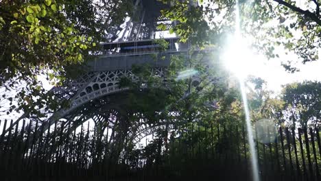Caminando-Y-Pasando-A-La-Famosa-Torre-Eiffel-En-Una-Mañana-Soleada-En-París,-Francia