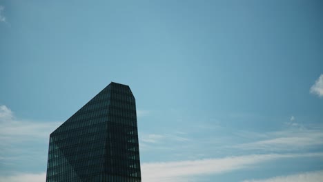 Milan-Diamond-Tower-Gegen-Blauen-Himmel-Mit-Flauschigen-Wolken,-Zeitraffer
