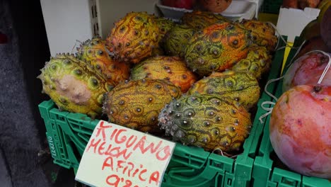 Afrikanische-Exotische-Frucht-Kiguano-Kiwano-Gehörnte-Melonengurke-Mit-Spitzen-Auf-Dem-Spanischen-Obstmarkt