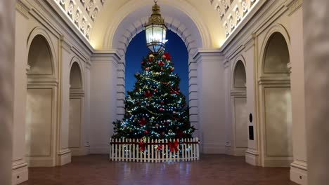 Passing-between-columns-towards-decorated-Christmas-tree-inside-Pasadena-city-hall