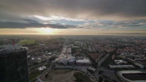Weite-Aufnahme-Des-Stadtbildes-Von-Mailand-Während-Des-Sonnenuntergangs,-Ansicht-Von-Oben