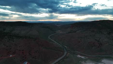 Straße-Und-Abfallende-Berge-Während-Der-Abenddämmerung-In-Parowan-Gap,-Iron-County,-Utah,-USA