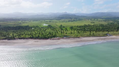 Unberührter-Strand-Playa-Bahia-Esmeralda-An-Der-Karibischen-Küste-An-Einem-Sonnigen-Tag-In-Miches,-Dominikanische-Republik