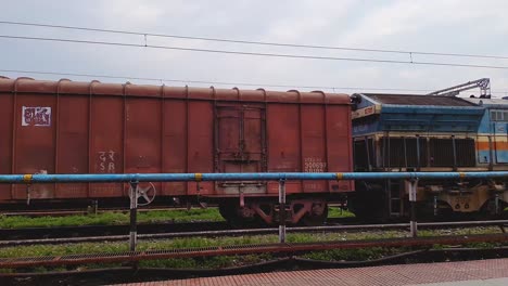 Ein-Isolierter-Schienengüterträger,-Der-Abends-Aus-Einem-Flachen-Winkelvideo-Auf-Der-Strecke-Fährt,-Wird-Am-22.-Mai-2022-Am-Kamakhya-bahnhof-Assam-Indien-Aufgenommen