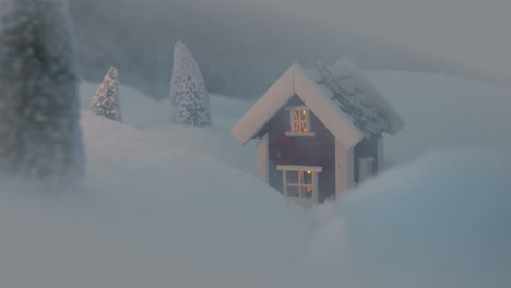 Kleines-Traumhaftes-Weihnachtshaus-Auf-Schneebedeckter-Bergspitze