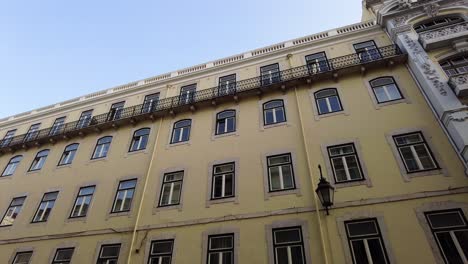 Fachada-Exterior-De-Arquitecturas-Tradicionales-En-La-Ciudad-De-Lisboa,-Portugal