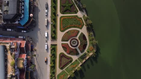 Vista-De-Arriba-Hacia-Abajo-A-Lo-Largo-De-La-Orilla-Del-Lago-Sapa-Con-Un-Hermoso-Jardín-Ornamentado,-Vietnam
