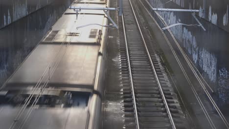 U-Bahn-Zug-Der-Stadt-Mailand-Am-Frühen-Morgen,-Handheld-Ansicht