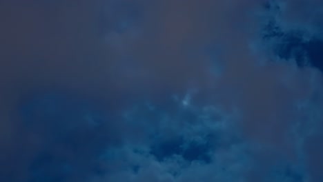 Zeitraffer-Von-Wolken-Am-Nachthimmel