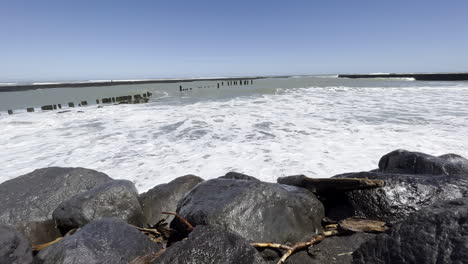 Strong-Foamy-Waves-Crashing-At-Patea-Beach,-Mana-Bay-In-Taranaki-Region-Of-New-Zealand