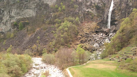 Kaskaden-Des-Foroglio-wasserfalls,-Der-Von-Steilen-Felsbergen-In-Locarno,-Südschweiz,-Stürzt