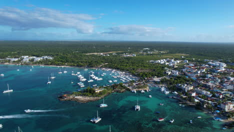 Epische-Luftaufnahme-Einer-Karibischen-Küste-Mit-Booten-Und-Einem-Erstaunlichen-Horizont-Am-Morgen