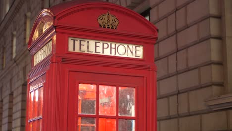Cabina-De-Teléfono-Roja-Típica-En-Londres