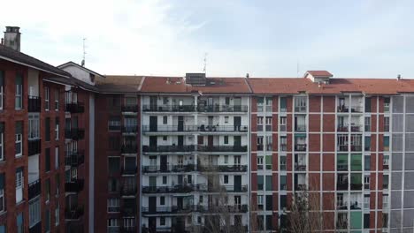 Ascender-Por-Encima-Del-Edificio-De-Apartamentos-Y-Revelar-El-Horizonte-De-Milán