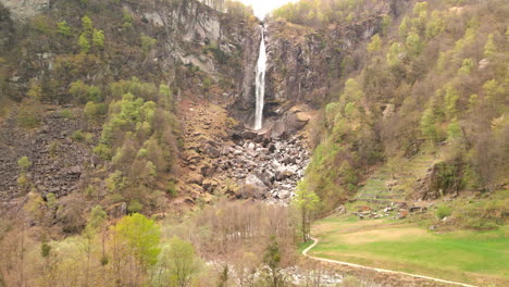 Cascada-Cae-Sobre-Rocas-En-Foroglio,-Valle-De-Bavona,-Al-Norte-De-Locarno-En-El-Sur-De-Suiza