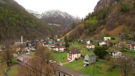 Idyllisches-Dorf-Sonogno,-Verzascatal-Mit-Typischen-Häusern-Und-Schneebedeckten-Bergen-Im-Kanton-Tessin,-Schweiz