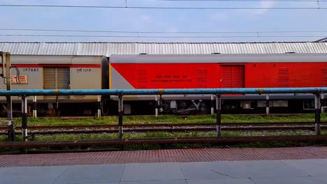 La-Estación-De-Cruce-Del-Tren-Expreso-Indio-De-Pasajeros-En-La-Vía-Por-La-Noche-Desde-Un-Video-De-ángulo-Plano-Se-Toma-En-La-Estación-De-Tren-Kamakhya-Assam-India-El-22-De-Mayo-De-2022
