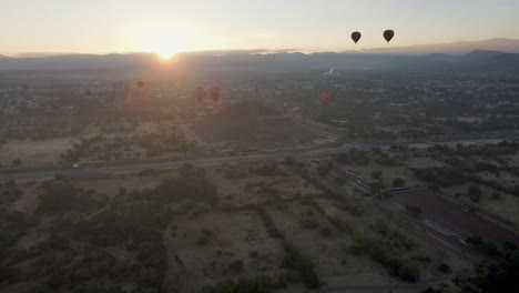 Vista-Aérea-De-Los-Restos-De-La-Antigua-Ciudad-De-Teotihuacan-Con-El-Sol-Detrás-De-La-Hora-Dorada,-México