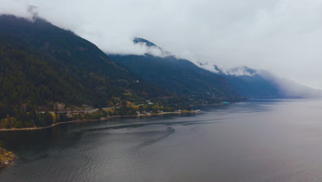 Luftaufnahme-Des-Malerischen-Sea-to-Sky-Highway-Entlang-Der-Pazifischen-Küste-Von-British-Columbia