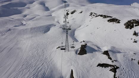 Aerial-shot-of-the-chairlift-in-a-Swiss-ski-resort-in-Grindelwald