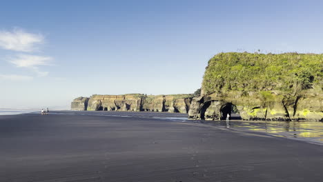 Touristen-Am-Berühmten-Strand-Auf-Drei-Schwestern-Und-Dem-Elefantenfelsen-In-Der-Nähe-Von-Tongaporutu,-Taranaki-region-In-Neuseeland