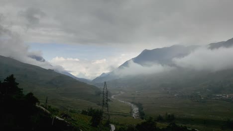 Magical-scene-of-low-hanging-clouds-in-the-high-altitude-green-mountains