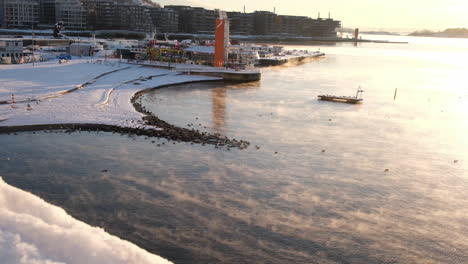 Nebeliges-Wasser-An-Einem-Sonnigen-Wintermorgen-An-Der-Küste-Von-Oslo-In-Norwegen
