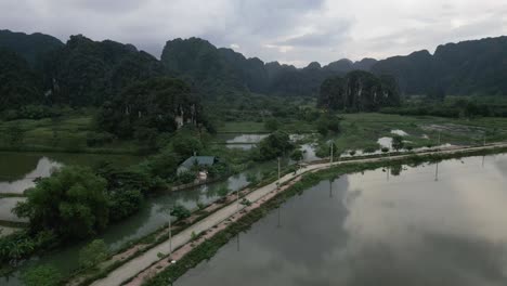 -Peaceful-aerial-of-lonely-road-in-Nin-Bihn,-Vietnam