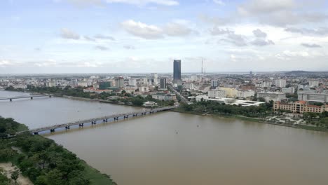 Antenne-Einer-Brücke-In-Der-Stadt-Hué,-Vietnam-An-Einem-Bewölkten-Nachmittag