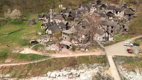 Typische-Steinhäuser-Im-Dorf-Foroglio,-Maggiatal-Im-Kanton-Tessin,-Schweiz