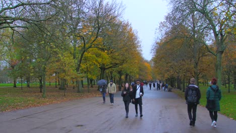 People-Strolling-At-The-Regents'-Park-During-Cloudy-Wet-Day-In-London,-England,-United-Kingdom