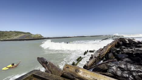 Surfer,-Die-Im-Sommer-Von-Schäumenden-Wellen-Am-Strand-In-Patea,-Taranaki,-Neuseeland,-Getroffen-Wurden