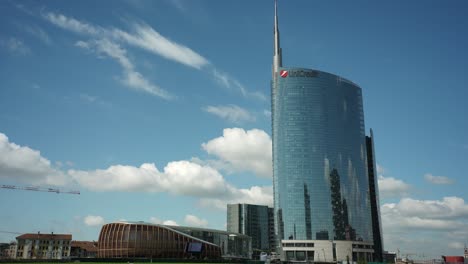 Lapso-De-Tiempo-De-La-Torre-Y-El-Paisaje-Urbano-De-Milan-Unicredit-Con-Nubes-Esponjosas