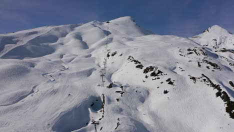 Esquiador-De-Estilo-Libre-Con-Un-Paracaídas-En-Una-Pendiente---Una-Toma-Aérea-De-La-Estación-De-Esquí-Alpina-Suiza-En-Invierno-Con-Nieve
