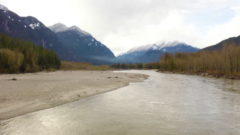 Tiefflug-über-Einen-Unberührten-Fluss-In-Einem-Majestätischen-Bergtal,-British-Columbia,-Kanada