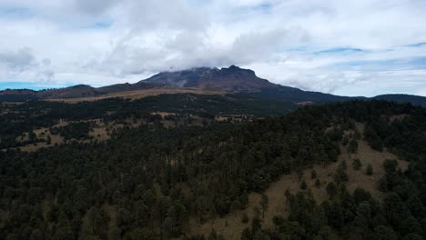 Seitliche-Drohnenaufnahme-Des-Aktiven-Vulkans-Iztaccihuatl-In-Mexiko