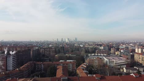 Rauchender-Schornstein-Und-Skyline-Von-Milano-City,-Luftdrohnenansicht