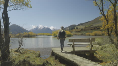 Excursionista-Visitando-El-Mirador-Del-Lago-Glenorchy-En-Nueva-Zelanda-En-Un-Día-Soleado
