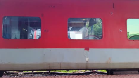 Indischer-Passagier-expresszug,-Der-Den-Bahnhof-Am-Abend-Aus-Dem-Flachwinkelvideo-Verlässt,-Wird-Am-Bahnhof-Kamakhya-Assam,-Indien,-Am-22.-Mai-2022-Aufgenommen