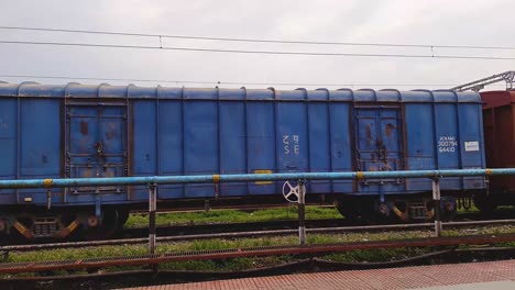 Ein-Isolierter-Schienengüterträger,-Der-Abends-Aus-Einem-Flachen-Winkelvideo-Auf-Der-Strecke-Fährt,-Wird-Am-22.-Mai-2022-Am-Kamakhya-bahnhof-Assam-Indien-Aufgenommen