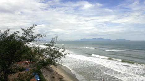 Atemberaubende-Luftaufnahme-Der-Entspannenden-Wellen,-Die-Einen-Strand-In-Asien-Treffen
