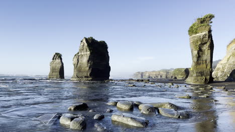 Malerischer-Blick-Auf-Die-Drei-Schwestern-Und-Die-Elefantenfelsen-An-Der-Nordküste-Von-Taranaki,-Neuseeland