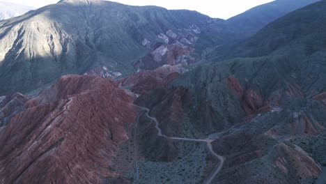 Route-Zwischen-Bergen,-Andenkordillere-Sieben-Farben-Hügel,-Purmamarca-Jujuy-Argentinien,-Luftdrohnenansicht-über-Naturwunder