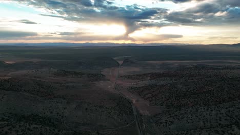 Dramatischer-Sonnenuntergangshimmel-über-Parowan-Gap,-Schmaler-Durchgang-Durch-Rote-Hügel-Im-Südwesten-Von-Utah