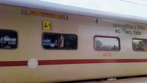 Tren-Expreso-De-Pasajeros-Indio-Que-Sale-De-La-Estación-En-La-Vía-Por-La-Noche-Desde-Un-Video-De-ángulo-Plano-Tomado-En-La-Estación-De-Tren-Kamakhya-Assam-India-El-22-De-Mayo-De-2022