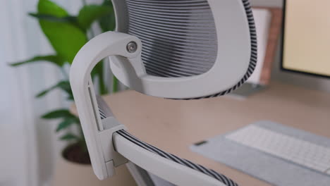 Home-Office-Mit-Stuhl,-Tisch-Und-Desktop-Computer-Eingerichtet
