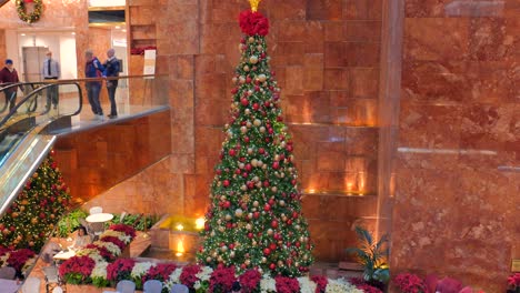 Schöner-Weihnachtsbaum-Im-Trump-Tower-Wolkenkratzer-In-Der-Nähe-Der-Rolltreppe-In-Midtown-Manhattan,-New-York-City,-Usa