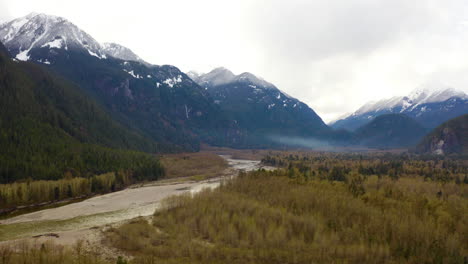 Beautiful-Pacific-Northwest-mountain-river-valley-in-British-Columbia,-Canada