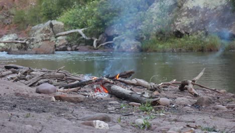 Ein-Lagerfeuer,-Das-Am-Ufer-Eines-Flussufers-Im-Australischen-Busch-Brennt