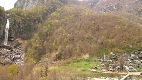 Cascada-Escénica-Con-Bosque-De-Otoño-Cerca-Del-Pueblo-De-Piedra-En-Foroglio,-Suiza